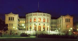 Bildet viser Stortinget i Oslo som lyser opp på nattestid.