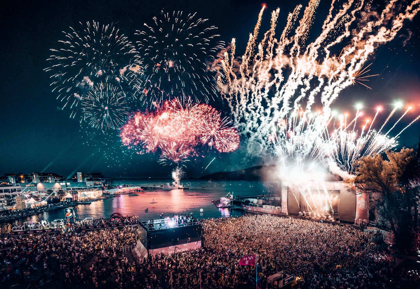 Bilde: Fra Palmesus 2017. Det spares ikke på kruttet når Palmesus lager fest og byr opp til dans. Foto: Johannes Lovund. 