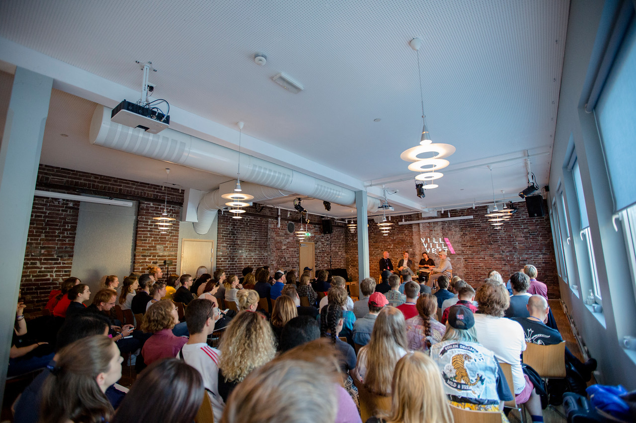 Fra programposten Arangører som artistutviklere: samarbeid mellom promotører, venues og bookingagenter. Styreleder i NKA modererte samtalen. Foto: Jarle H. Moe