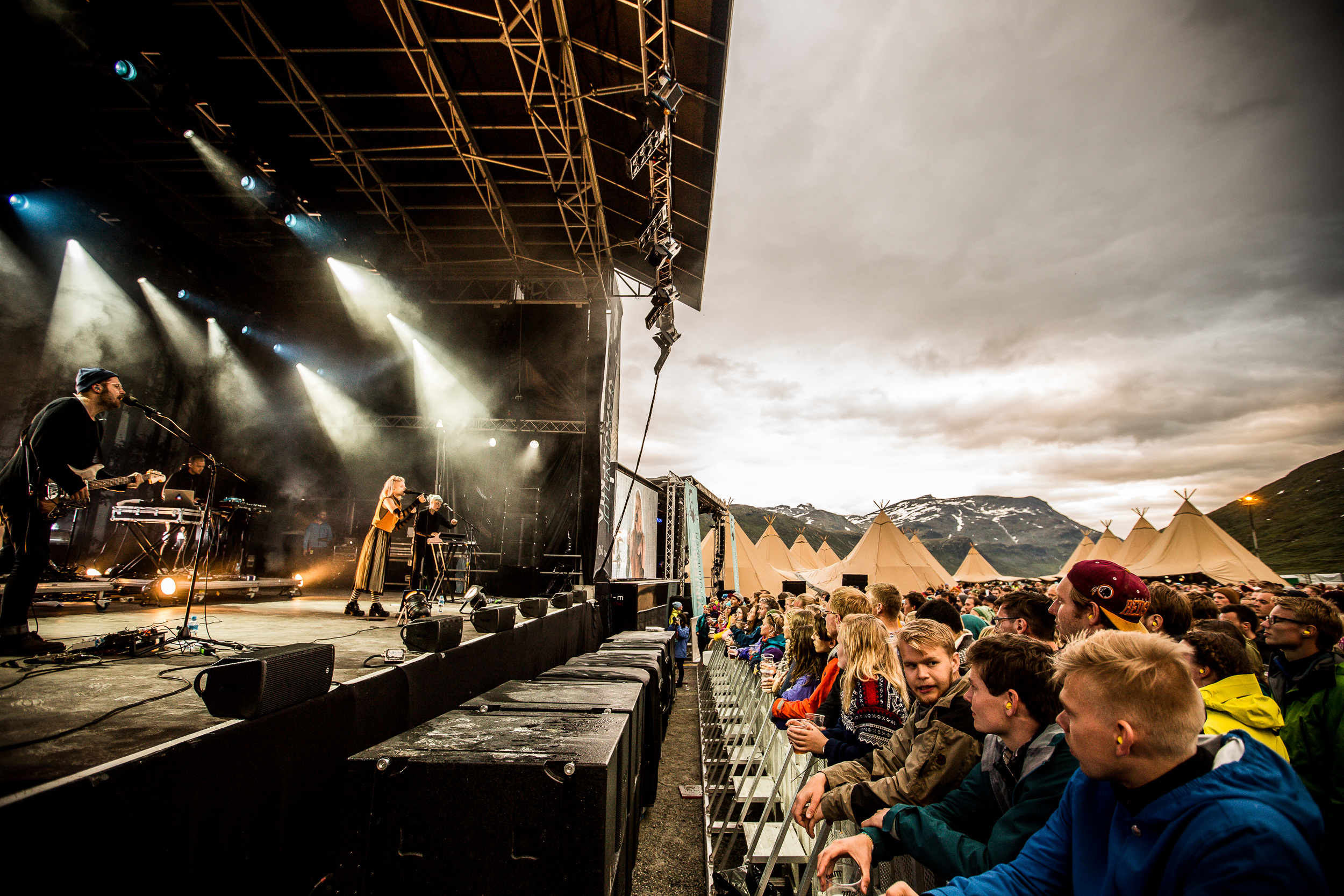 Bilde av Aurora på scenen og et begeistret publikum på Vinjerock i 2016.