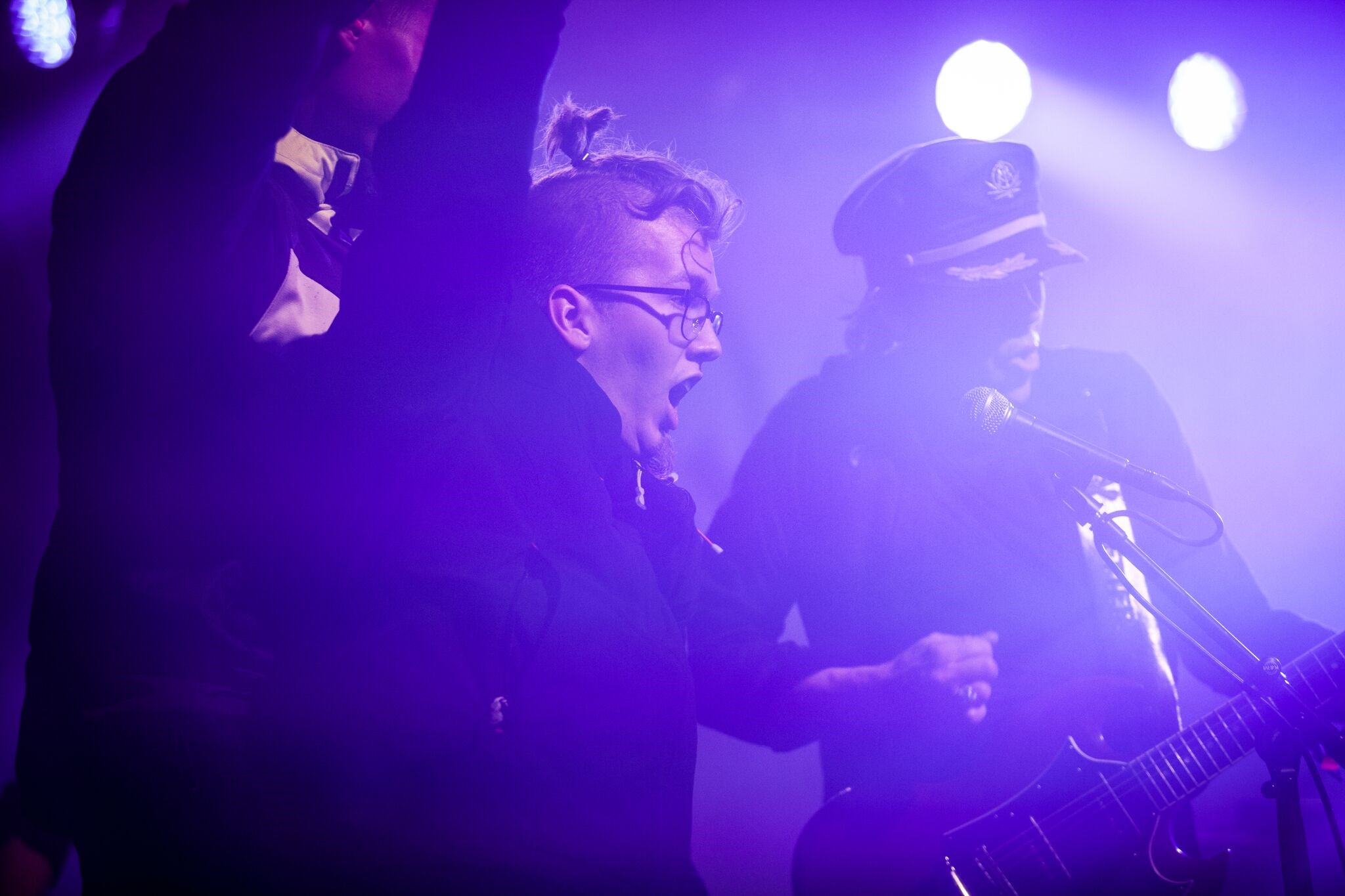 Ørjan Brevik ble løftet opp på scenen fra rullestolen og fikk rocke med Valentourettes under helgas Steinkjerfestival. Festivalen er en av mange arrangører som jobber aktivt med å tilgjengeliggjøre sitt arrangement. Foto: Ingelin Berg 