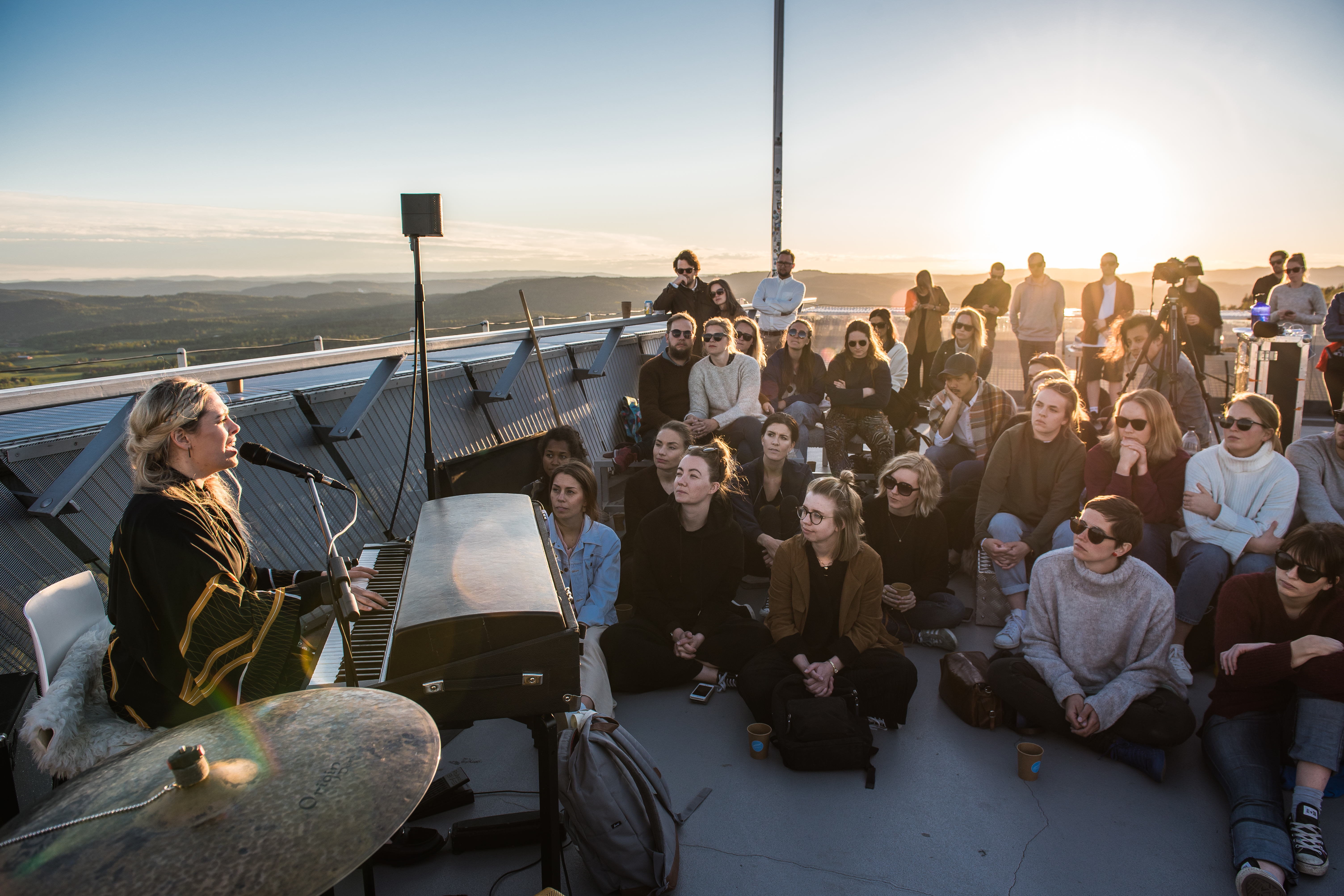 Sofar Sounds Oslo satt opp konsert med Hanne Vatnøy på taket av Holmenkollen hoppbakke i 2017. Foto: Aleksander Espelid.
