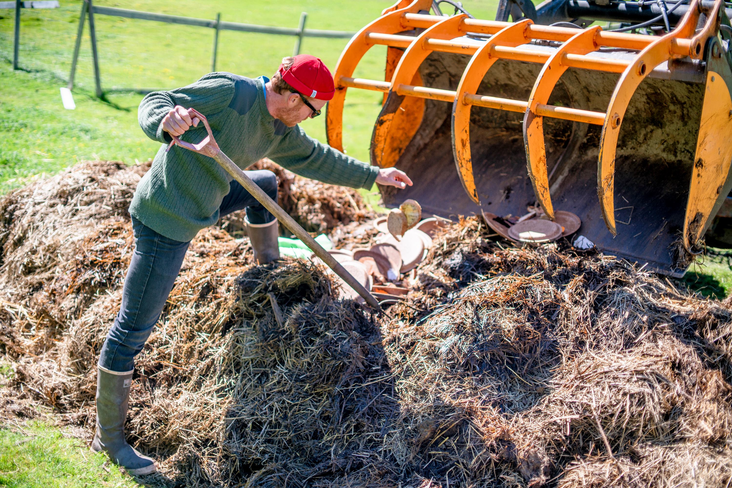 Frivillig på Stokkøya Festival komposterer matavfall og engangsservise i 2018 Foto: Torleif Kvinnesland
