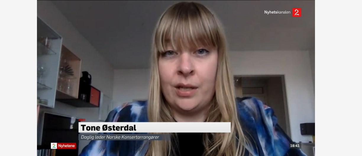 Illustrasjonsbilde fra TV2. Daglig leder, Tone Østerdal intervjues etter møte med kulturminister Abid Raja (V) onsdag 15. april. Foto: TV2. 