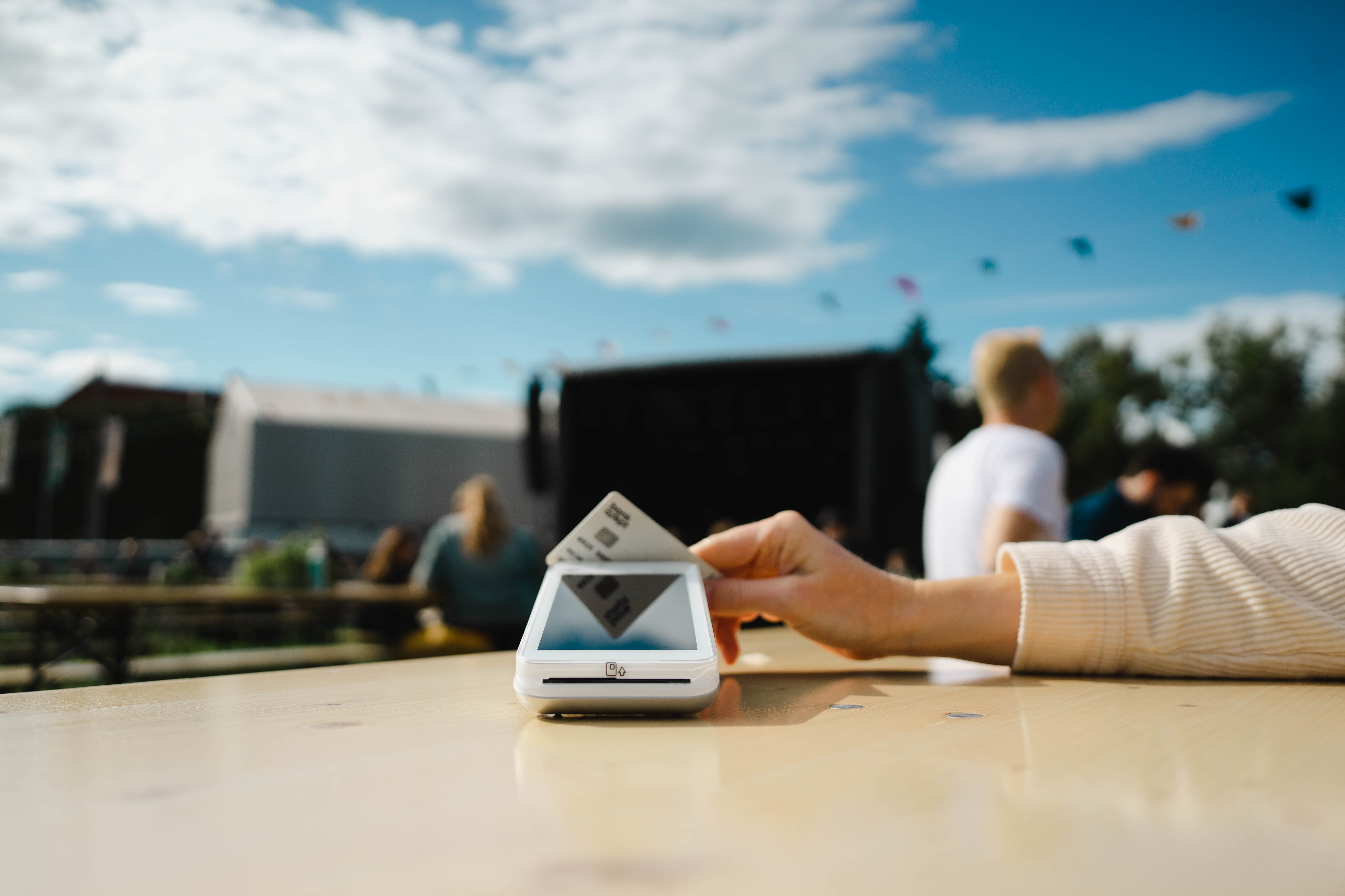 De nye betalingsterminalene fra Espos er en smarttelefon kombinert med en bankterminal, som sammen blir til kasse og bankterminal i ett. Foto: Espos. 