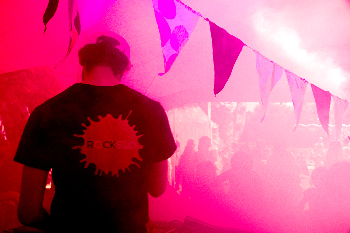 Illustrasjonsbilde: Ungdomsorganisasjonen ROCKSLO på Miniøya i 2018. ROCKSLO arrangerer konserter, eventer og festivaler for ungdom, med artister de vanligvis ikke får sett grunnet aldersgrense. ROCKSLO er også en plattform for yngre band og artister der de kan vise seg fram i en trygg, morsom og rusfri setting. Foto: Madeleine Stuedal. 