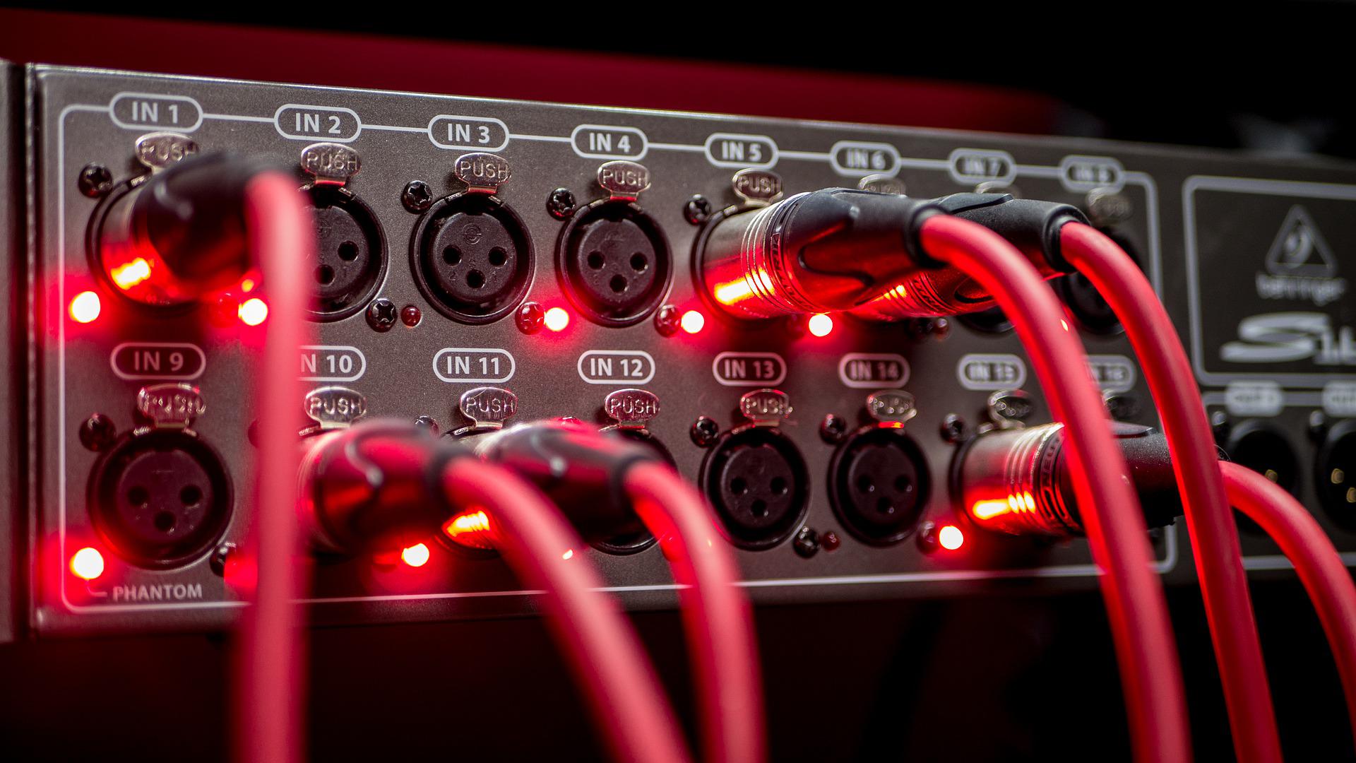 Illustrasjonsbilde fra Pixabay. Bildet viser røde xlr-babler som er koblet til en mixer.  