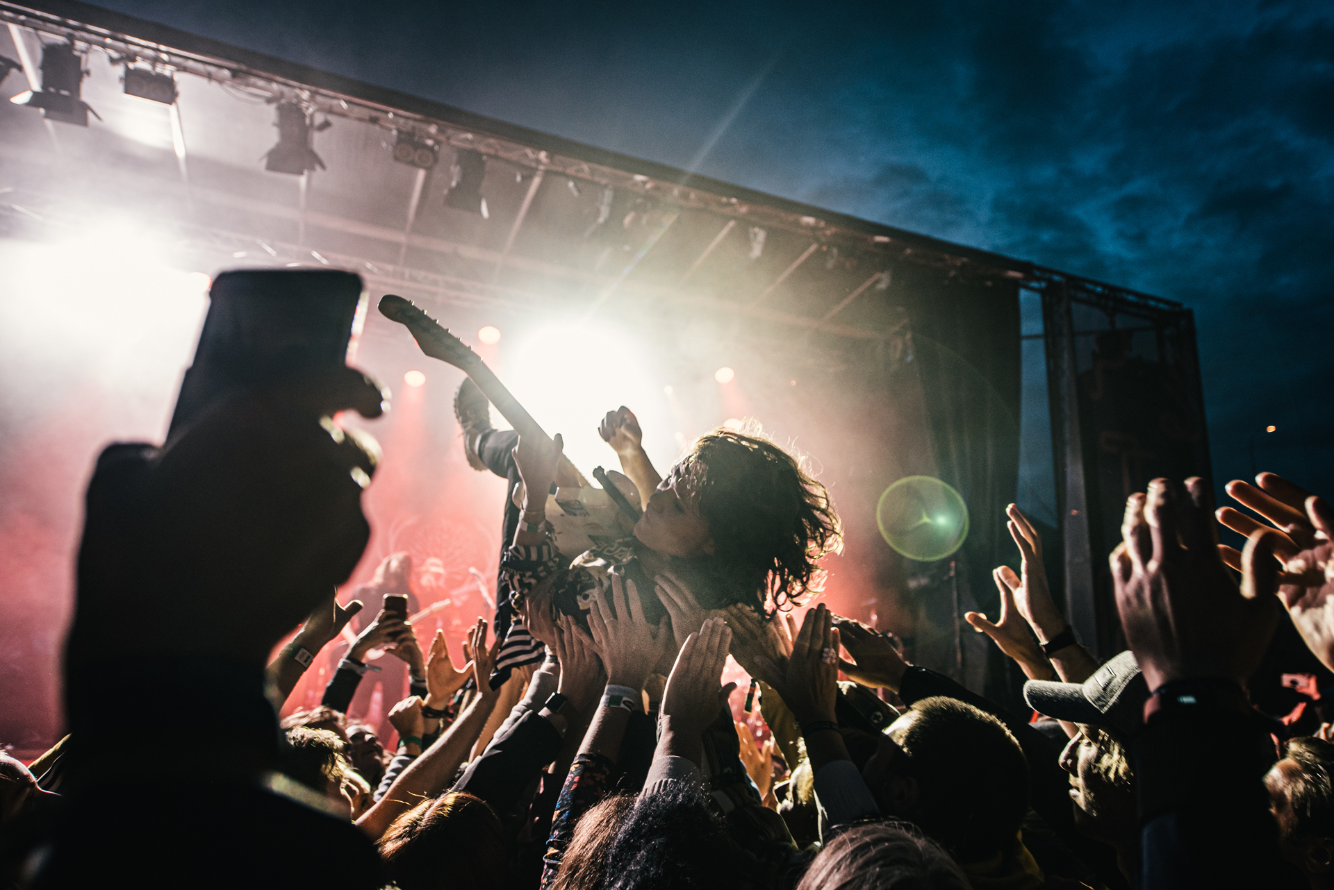 Fay Wildhagen crowd surfer på Pstereo