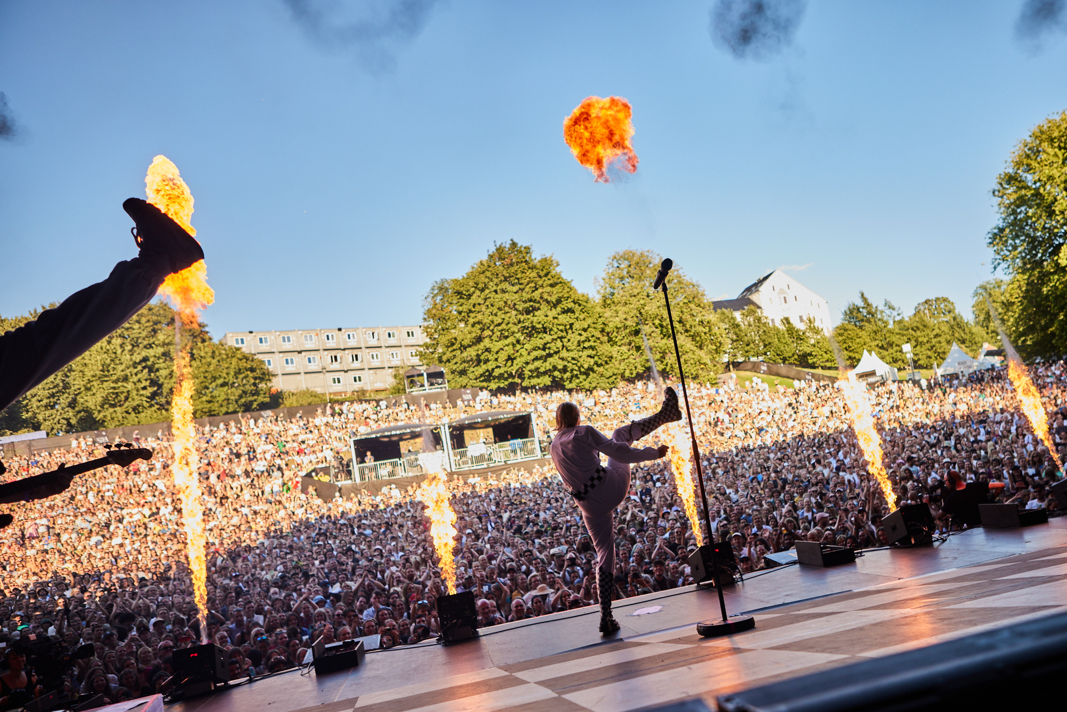 Dagny danser på hovedscenen under Øyafestivalen, med publikum i bakgrunn. 