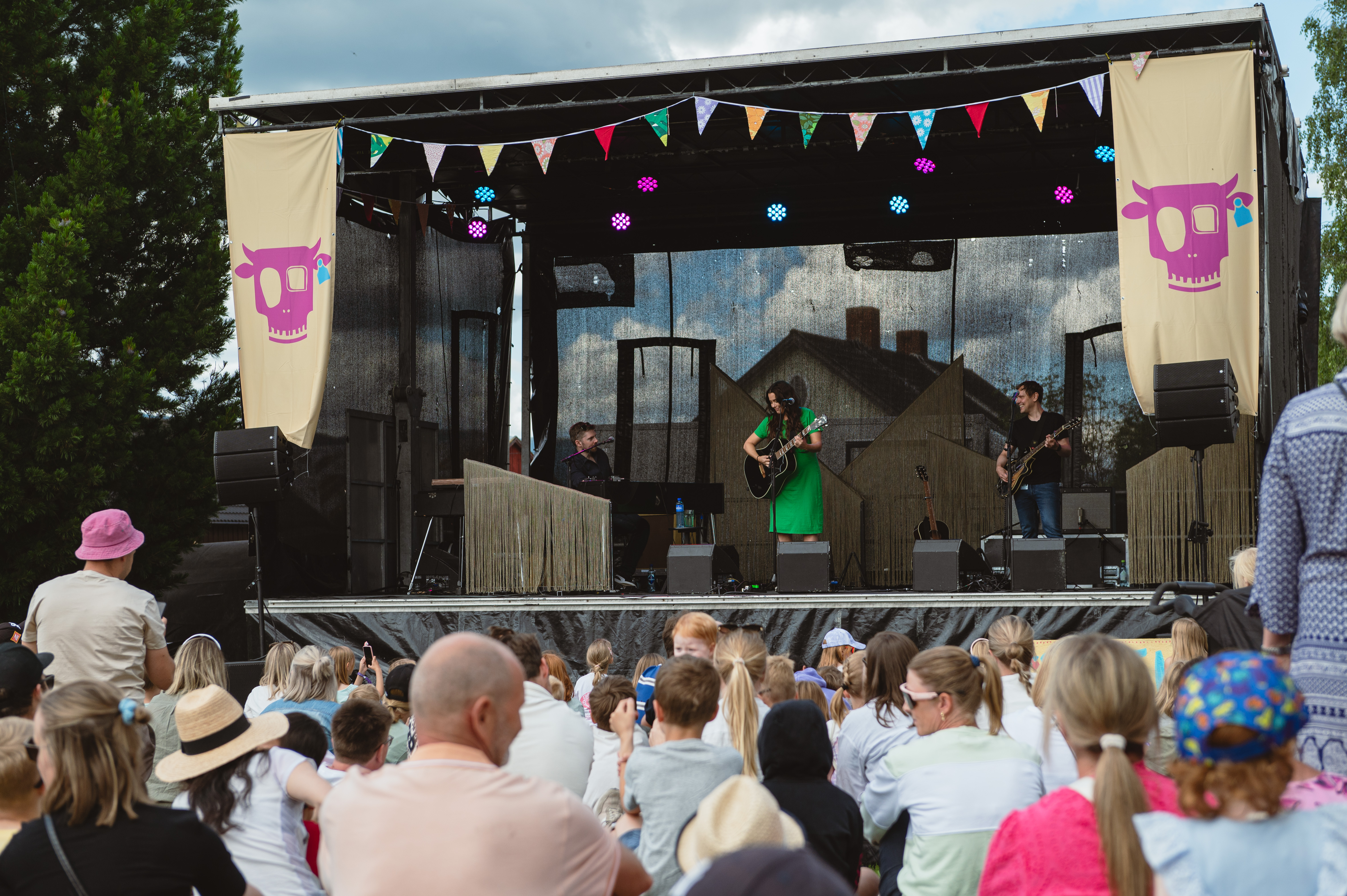 Marion Ravn spilte en stemningsfull konsert i deilig sommervær på Kalvstock i 2023. Publikum i alle aldre fikk nyte konserten. 