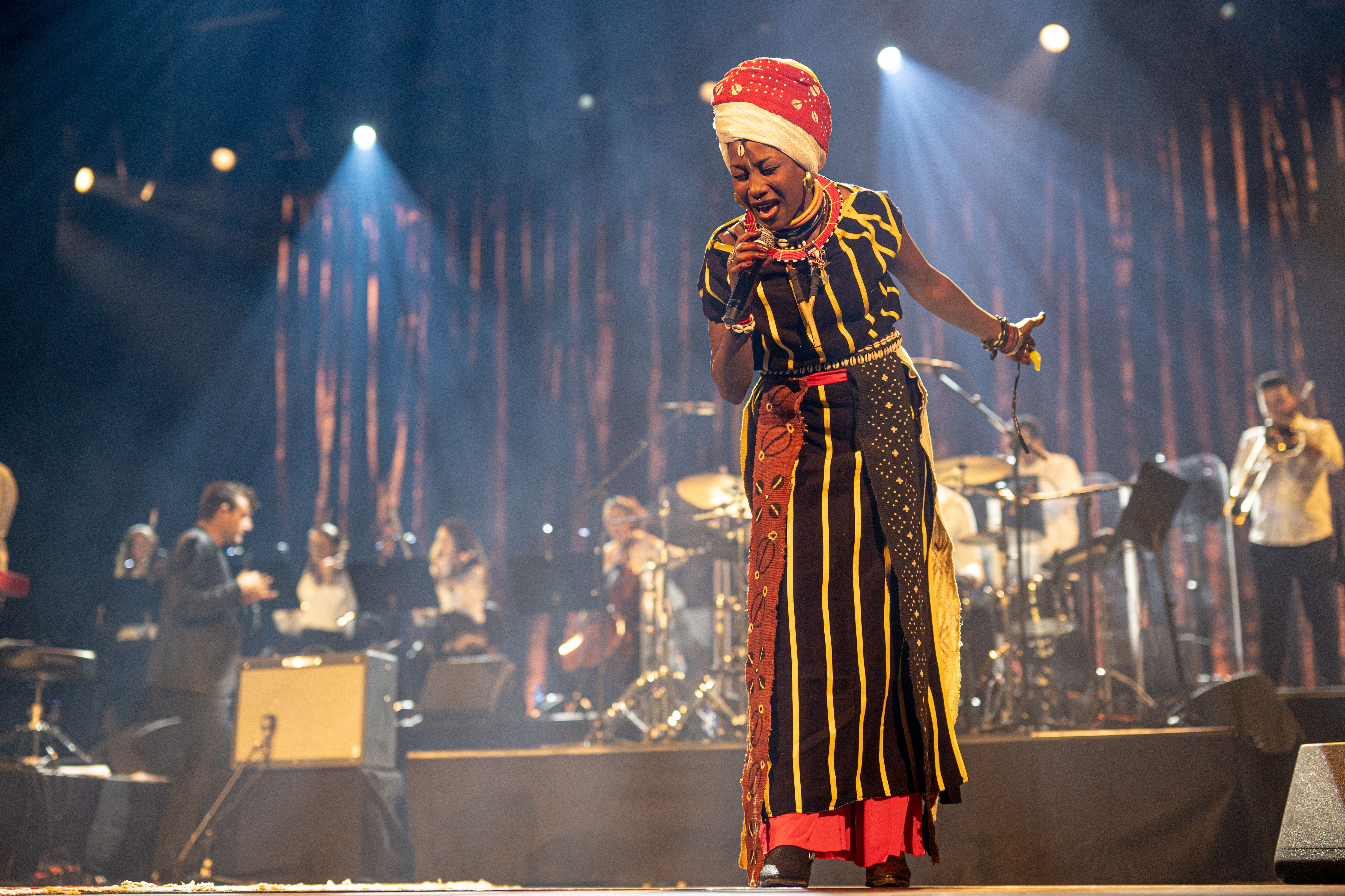 Fatoumata Diawara synger med stor innlevelse foran band og blåserekke på en konsert under Oslo World i 2022. 