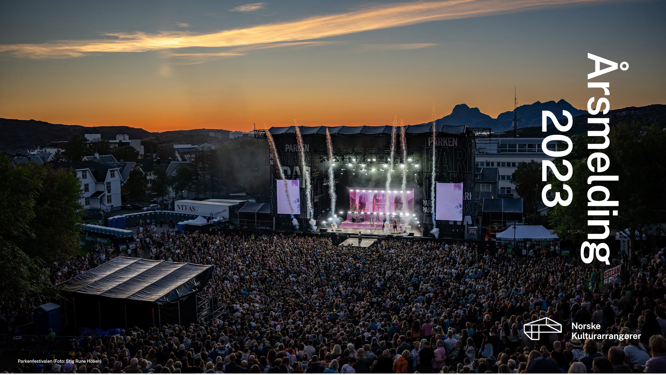 Oversiktsbilde over et fullstappet festivalområde på Parkenfestivalen en sen sommerkveld. 