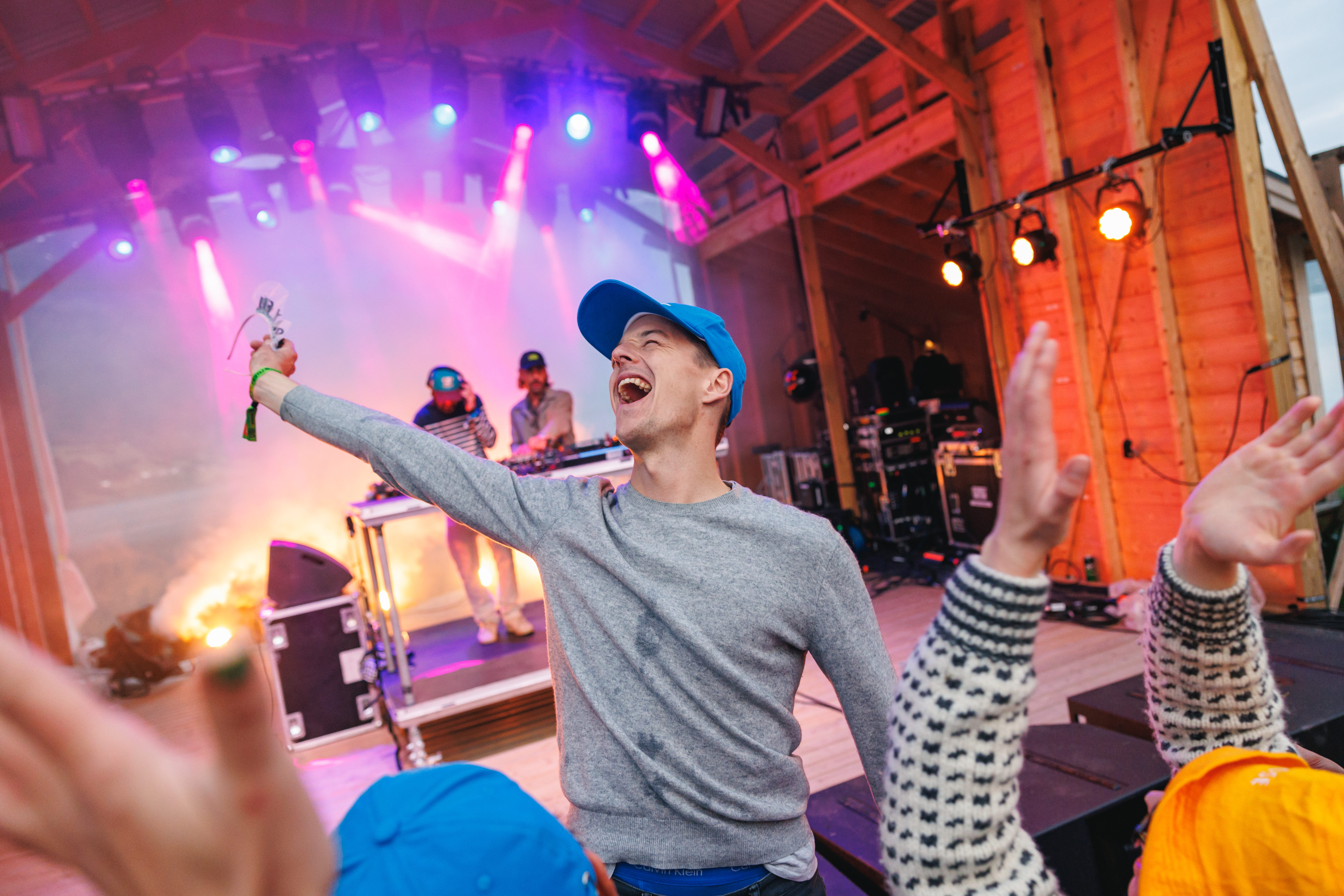 Breakbot-fan sniker seg foran barrikadene og synger med i eufori under Bergtattfestivalen 2023. 