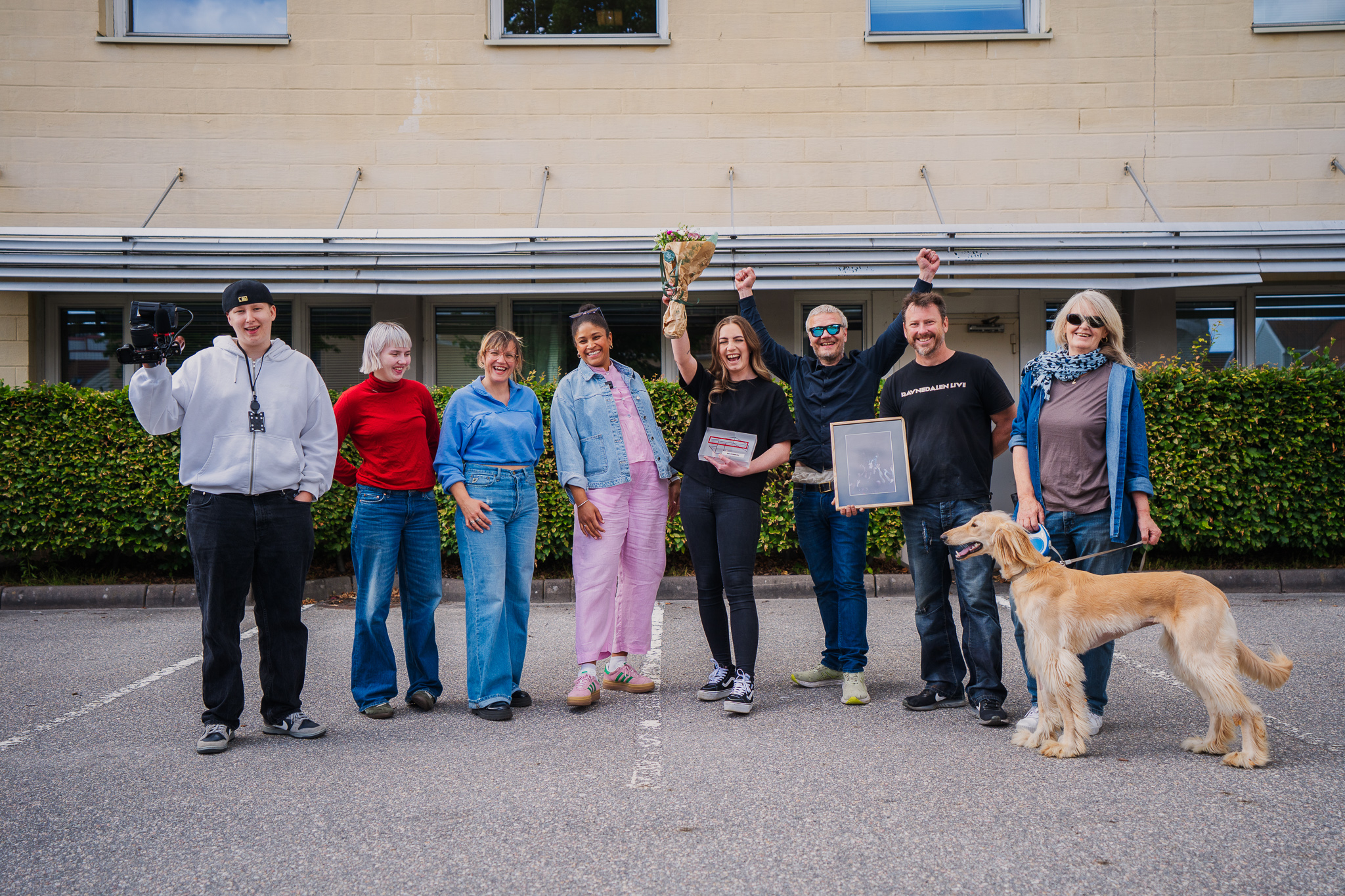 Strålende stemning når staben i Dirty Old Town og fotograf Lisa Mari Bynes tar imot prisen for Årets øyeblikk. Gjengen jubler fornøyd mens de viser stolt frem troféet, vinnerbilde og blomster. 