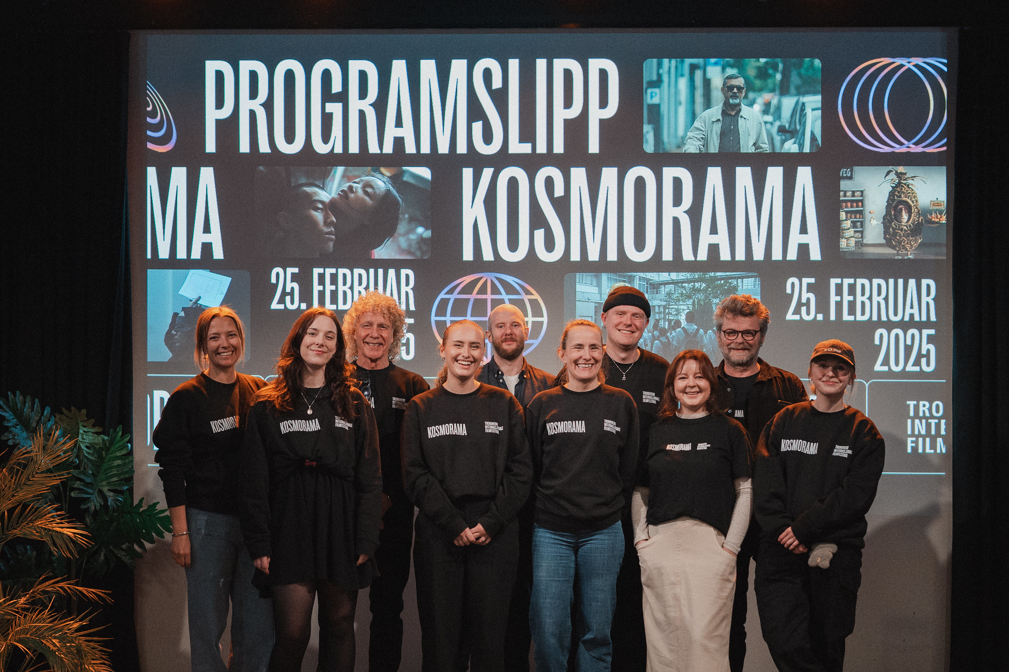 Bildet viser en gruppe mennesker foran et lerret med tekst og bilder fra Kosmorama filmfestival.